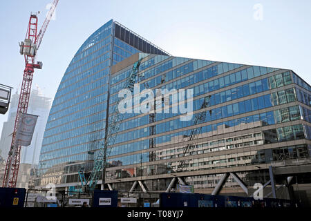 Gru da cantiere e Moor House Edificio per uffici a Moorgate area di Londra Inghilterra KATHY DEWITT Foto Stock