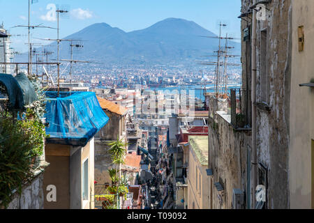 Il Vesuvio vulcany come si vede dai Quartieri Spagnoli, nel cuore di Napoli Foto Stock