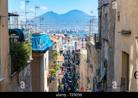 Il Vesuvio vulcany come si vede dai Quartieri Spagnoli, nel cuore di Napoli Foto Stock