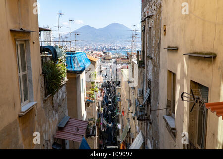 Il Vesuvio vulcany come si vede dai Quartieri Spagnoli, nel cuore di Napoli Foto Stock