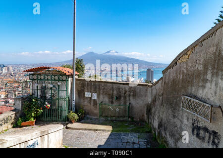 Vista sul Vesuvio dalle scale della Pedamentina, Vomero, giù da San Martino di Montesanto Foto Stock