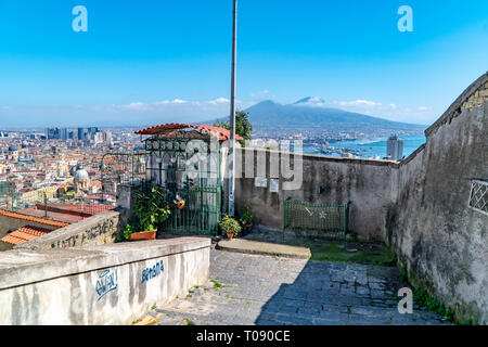 Vista sul Vesuvio dalle scale della Pedamentina, Vomero, giù da San Martino di Montesanto Foto Stock