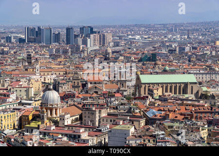 Centro Direzionale di San Martino, in primo piano a destra la chiesa di Santa Chiara Foto Stock