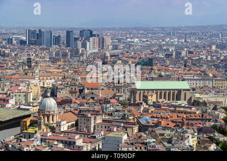 Centro Direzionale di San Martino, in primo piano a destra la chiesa di Santa Chiara Foto Stock