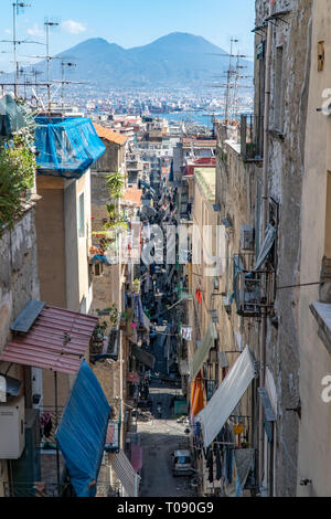 Il Vesuvio vulcany come si vede dai Quartieri Spagnoli, nel cuore di Napoli Foto Stock