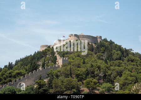 Croazia, Hvar - Giugno 2018: la fortezza spagnola di seduta sulla collina sopra la città vecchia Foto Stock