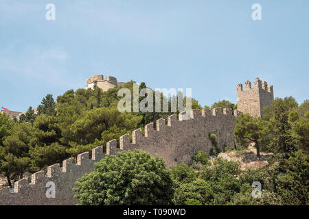 Croazia, Hvar - Giugno 2018: la fortezza spagnola di seduta sulla collina sopra la città vecchia Foto Stock