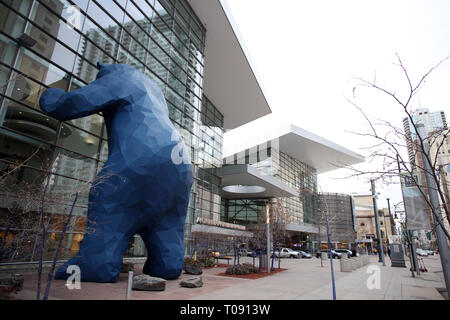Denver, Colorado - Gennaio 12, 2019: Orso blu guardando attraverso il Denver convention center a Denver in Colorado Foto Stock