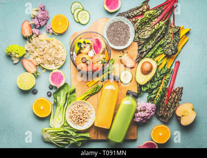 Frullato di sani ingredienti e mescolare frullatore sul tavolo da cucina, vista dall'alto. Estate cibo e bevande sfondo. Vegan super: frutti, bacche e ve Foto Stock