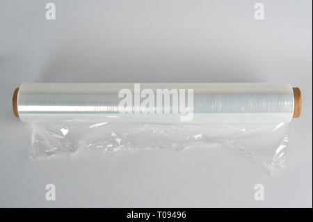 Rotolo di polietilene trasparente per il confezionamento di alimenti su sfondo bianco Foto Stock