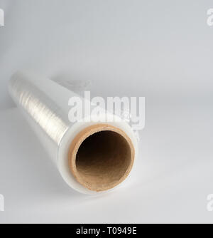 Rotolo di polietilene trasparente per il confezionamento di alimenti su sfondo bianco Foto Stock