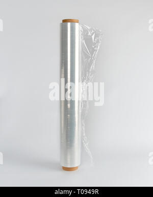 Rotolo di polietilene trasparente per il confezionamento di alimenti su sfondo bianco Foto Stock