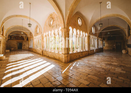 Bellissima vista del cortile storico francescana della famosa chiesa e monastero di Dubrovnik, regione di Dalmazia, Croazia Foto Stock