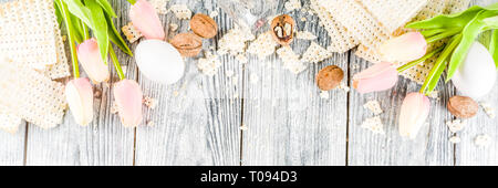 Pesah celebrazione concetto. Pasqua ebraica holiday sfondo con matzo, uova, fiori di primavera, il vino, sfondo verde copia vista dall'alto dello spazio banner Foto Stock