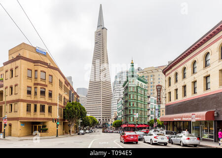 3 settembre 2016 - SAN FRANCISCO: centrale a San Francisco con la famosa Piramide Transamerica e storico edificio sentinella a Columbus Avenue su una nuvola Foto Stock