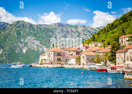 Scenic panorama della città storica di Perast alla famosa Baia di Kotor in una bella giornata di sole con cielo blu e nuvole in estate, Montenegro Foto Stock