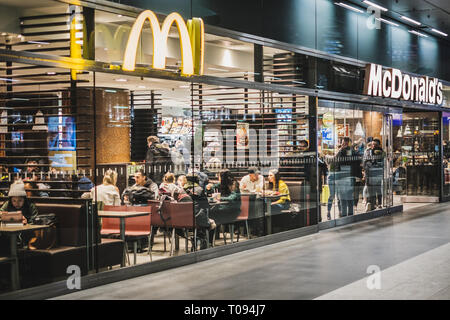 Berlino, Germania - marzo 2019: McDonalds e McCafe un fast food ristorante interno treno stration (Berlin Hauptbahnhof). Foto Stock