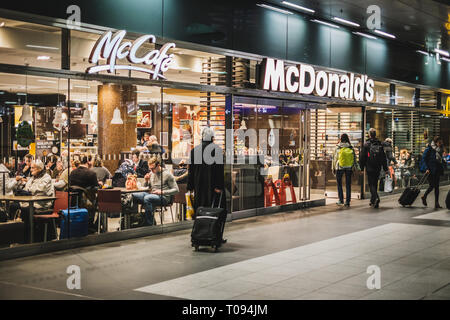 Berlino, Germania - marzo 2019: McDonalds e McCafe un fast food ristorante interno treno stration (Berlin Hauptbahnhof). Foto Stock