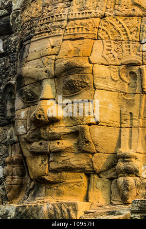 1 di 216 sorridenti facce di pietra arenaria a 12thC Bayon, Re Jayavarman VII l'ultimo tempio di Angkor Thom; Angkor, Siem Reap, Cambogia. Foto Stock