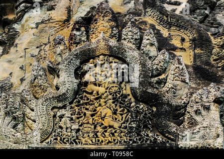 Completare il Khmer naga snake timpano della divinità guerriera & esercito su carri in 12thC Angkor Wat tempio Buddista complesso; Angkor, Siem Reap, Cambogia. Foto Stock