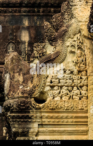 Il bassorilievo di divinità Indù Rama con il suo arco e Vanaras esercito di scimmia in 12thC Angkor Wat tempio Buddista complesso; Angkor, Siem Reap, Cambogia. Foto Stock