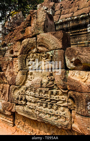Apsaras (ninfe celeste) & figure sedute in bassorilievo timpano a 12thC Ta Som tempio; Ta Som, Angkor, Siem Reap, Cambogia. Foto Stock