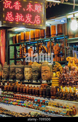 Le sculture & souvenir in stallo il Centro Arte mercato notturno nel centro di questo importante NW città turistica; Siem Reap, Cambogia Foto Stock