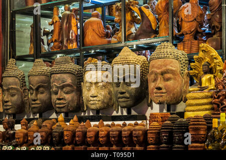 Le sculture & souvenir in stallo il Centro Arte mercato notturno nel centro di questo importante NW città turistica; Siem Reap, Cambogia Foto Stock