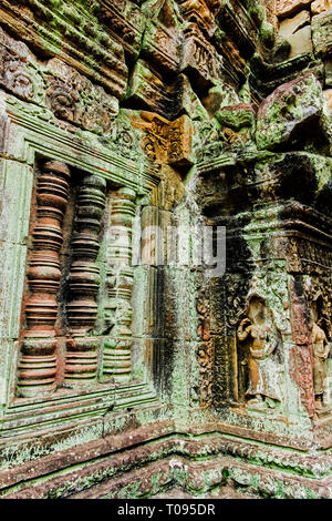 Falsa finestra balaustra & lichen a 12thC Preah Khan temple, salvato dalla giungla ma parte sinistra rovinato; Angkor, Siem Reap, Cambogia. Foto Stock