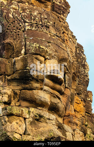 1 di 216 sorridenti facce di pietra arenaria a 12thC Bayon, Re Jayavarman VII l'ultimo tempio di Angkor Thom; Angkor, Siem Reap, Cambogia. Foto Stock