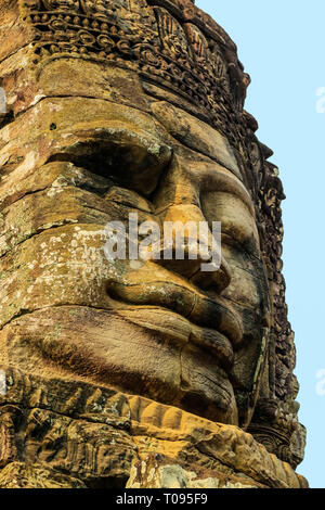 1 di 216 sorridenti facce di pietra arenaria a 12thC Bayon, Re Jayavarman VII l'ultimo tempio di Angkor Thom; Angkor, Siem Reap, Cambogia. Foto Stock