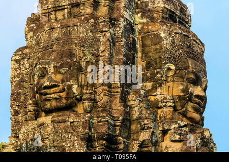 2 di 216 sorridenti facce di pietra arenaria a 12thC Bayon, Re Jayavarman VII l'ultimo tempio di Angkor Thom; Angkor, Siem Reap, Cambogia. Foto Stock