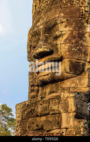 1 di 216 sorridenti facce di pietra arenaria a 12thC Bayon, Re Jayavarman VII l'ultimo tempio di Angkor Thom; Angkor, Siem Reap, Cambogia. Foto Stock