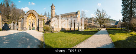 Bellissima vista del famoso Abbaye Notre Dame d'Orval, un monastero cistercense fondata nel 1132, Gaume regione, Belgio Foto Stock