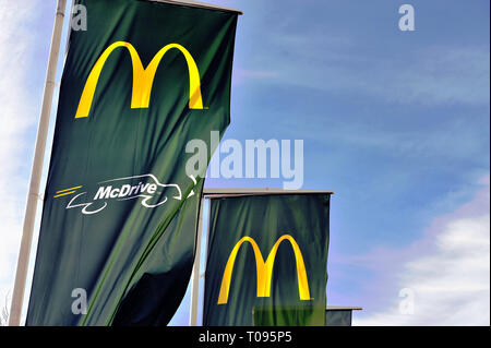 LAGOS, Portogallo - 26 febbraio: Logo di McDonald's e Mcdrive a Lagos, Portogallo il 26 febbraio 2019. Foto Stock