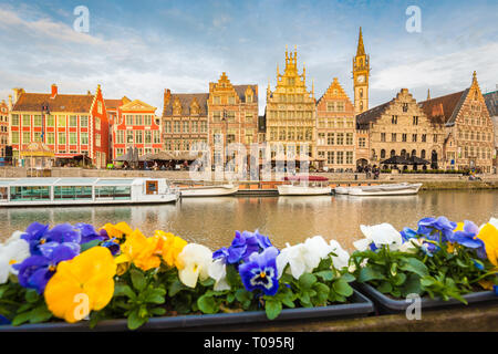 Vista panoramica del centro storico della città di Gand con bellissimo fiume Leie in una giornata di sole, est la regione delle Fiandre, in Belgio Foto Stock