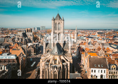 Antenna vista panoramica del centro storico della città di Gand in una bella giornata di sole con cielo blu e nuvole in estate, provincia delle Fiandre Orientali, Belgio Foto Stock