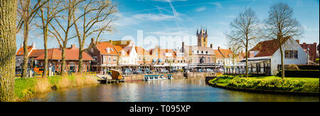 Bellissima vista del centro storico di Sluis su scenic giornata soleggiata con cielo blu e nuvole in primavera, Zeelandic la regione delle Fiandre, Paesi Bassi Foto Stock