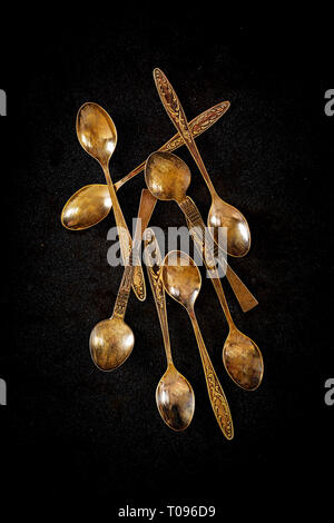 Vecchio vintage cucchiai sul tavolo scuro. Vista superiore Foto Stock