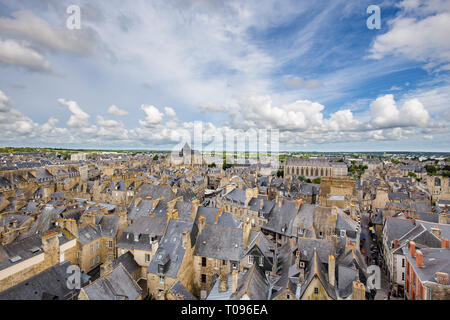 Vista aerea della città storica di Dinan con drammatica sky, Cotes-d'Armor dipartimento, Bretagne, Francia nordoccidentale Foto Stock