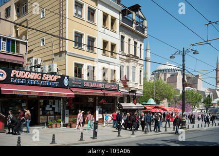 Türkei, Istanbul, Divan Yolu, Pudding Shop, dahinter die Hagia Sophia Foto Stock