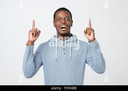 African giovane uomo che mostra le dita indice fino, dare consigli Foto Stock