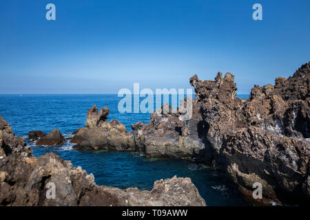 Formazioni di roccia vulcanica lungo la costa ovest a Playa San Juan in Tenerife, Isole Canarie, Spagna Foto Stock