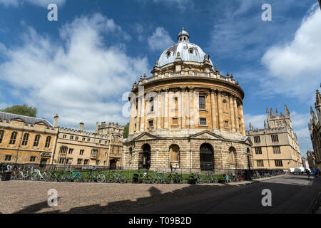 L'edificio circolare, Radcliffe Camera in Radcliffe Square,Oxford, Oxfordshire, Gran Bretagna. L'edificio è una scienza Biblioteca ed è stato progettato da Jame Foto Stock