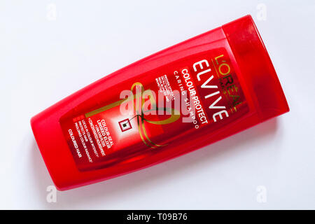 50ml mini bottiglia di shampoo di L'Oreal Elvive color proteggere cura shampoo isolati su sfondo bianco Foto Stock