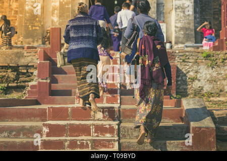 Backview femminile di turisti alla antica Pa Hto Taw Gyi Pagoda rovine a Mingun città vicino a Mandalay, Myanmar. Foto Stock