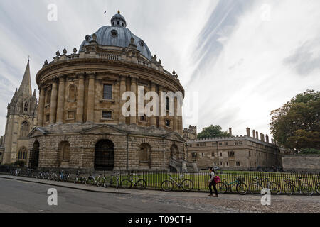 L'edificio circolare, Radcliffe Camera in Radcliffe Square,Oxford, Oxfordshire, Gran Bretagna. L'edificio è una scienza biblioteca. È stato progettato da Jame Foto Stock