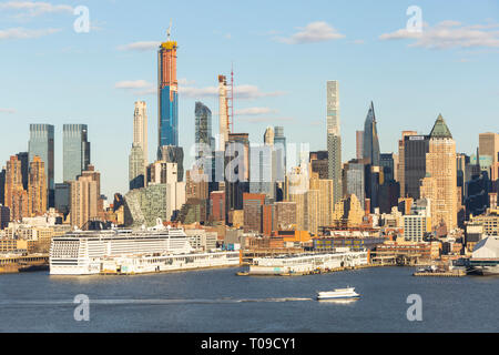 Parte dell'evoluzione mid-town skyline di Manhattan, compresi supertall grattacieli residenziali su West 57th Street, nella città di New York. Foto Stock