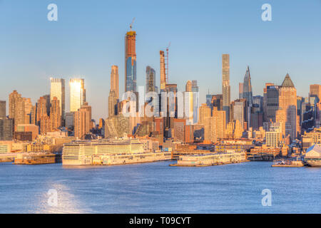 Parte dell'evoluzione mid-town skyline di Manhattan, compresi supertall grattacieli residenziali su West 57th Street, nella città di New York. Foto Stock