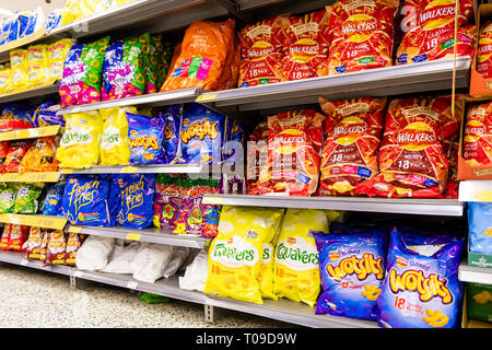 Patatine e snack per la vendita in un supermercato, UK. Foto Stock